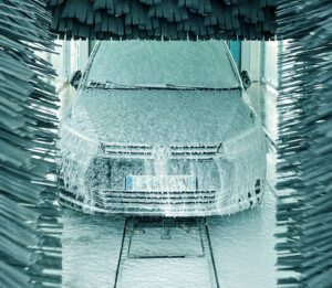 Photo d'une voiture pleine de mousse sous les rouleaux à la station de lavage Just Wash à Vendenheim